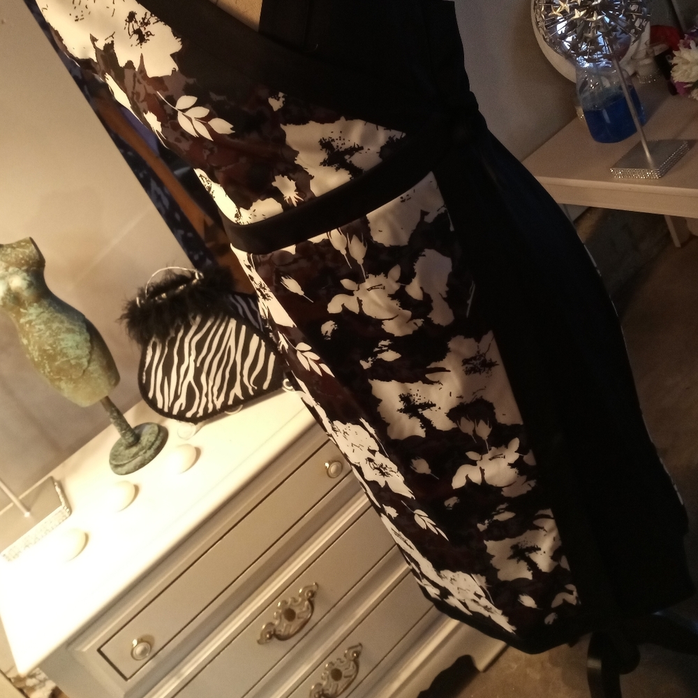 Dress - Picture 2 of 8